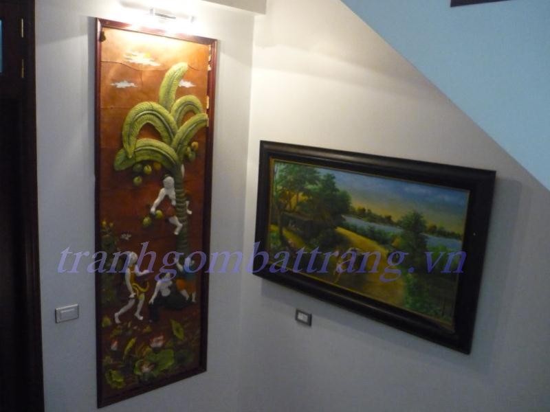 Do là tranh được đặt theo đề tài và kích thước yêu cầu nên tất cả các tranh tường làm bằng cả 2 thể loại: gốm và sứ đều là tranh đắp tay và là hàng độc bản (duy nhất một bản và không sản xuất bản thứ hai). Khi sản xuất, tranh sẽ được làm theo kích thước hoàn chỉnh, sau khi hoàn thiện phần trang trí họa tiết hoa văn bên trên (hoa văn đắp tay) tranh sẽ được cắt thành nhiều mảnh nhỏ để có thể dễ dàng vận chuyển và nung đốt. Kích thước của từng mảnh khoảng 25x25cm tùy theo từng họa tiết hoa văn mà chia cắt hình để khi ghép không bị ảnh hưởng tới bố cục tranh.